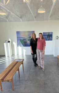foto af kunstner Grethe Mariann Maurseth og gallerist, siger om galleriet :Gallerist Christine Stampe Frøsig . "Galleri Blæst i Nordjylland viser skiftende udstillinger af udvalgte kunstnere. Vi specialiserer os i billedkunst og skulptur der skaber glæde. Du kan købe akvarel, maleri, fotokunst og skulpturel keramik i høj kvalitet af moderne samtidskunstnere fra Danmark og udlandet. Kunstnerne er dels etablerede og dels nye på kunstscenen. Fælles for dem alle er et klart personligt udtryk og en høj kvalitet i den kunstneriske udførsel"