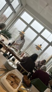 Medlem af Kvindelige Kunstneres Samfund, et landsdækkende netværk for professionelle kvindelige kunstnere. Jeg er desuden en del af en mindre arbejdsgruppe inden for foreningen, hvor vi mødes for at styrke det faglige fællesskab gennem sparring, workshops og udvikling af fælles aktiviteter.